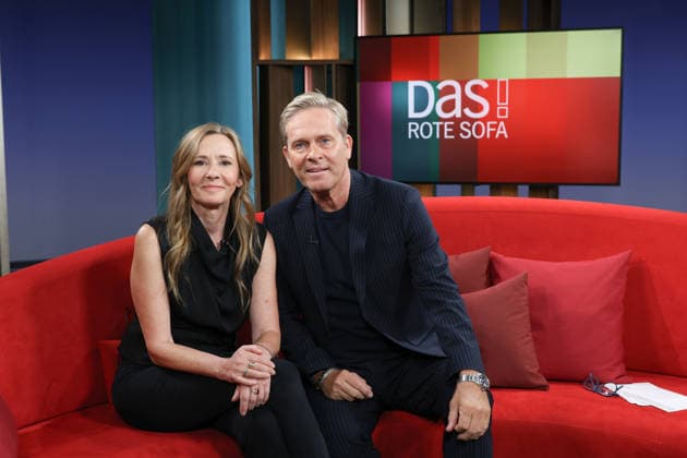 DAS! Talk im Fernsehen 3. Programm des NDR Wulf Andrea Wulf, Historikerin und Autorin, mit Moderator Hinnerk Baumgarten in der Fernsehsendung DAS! Rote Sofa, eine Live-Talksendung des Norddeutschen Rundfunks, Fototermin am 2.10.2026 im Fernsehstudio des NDR in Hamburg Lokstedt