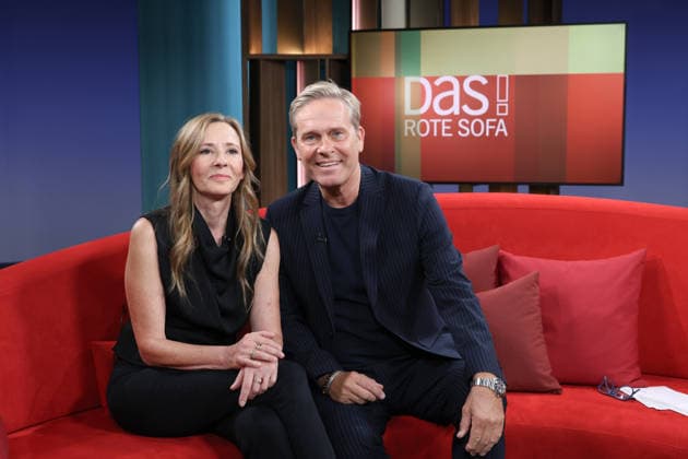 DAS! Talk im Fernsehen 3. Programm des NDR Wulf Andrea Wulf, Historikerin und Autorin, mit Moderator Hinnerk Baumgarten in der Fernsehsendung DAS! Rote Sofa, eine Live-Talksendung des Norddeutschen Rundfunks, Fototermin am 2.10.2026 im Fernsehstudio des NDR in Hamburg Lokstedt