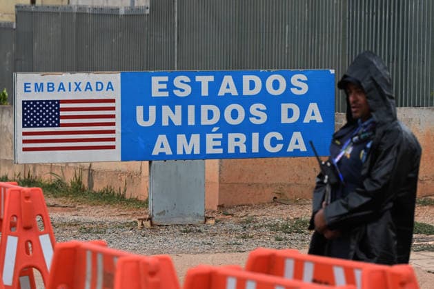 (261002) -- BRASILIA, Oct. 2, 2026 -- A security officer stands guard outside the U.S. Embassy in Brasilia, Brazil, Oct. 2, 2026. The United States and Australian diplomatic missions in Brazil suspended in-person operations or temporarily closed on Friday, citing security concerns, two days before Brazil s presidential election. Lucio Tavora) BRAZIL-BRASILIA-U.S.-EMBASSY-CLOSURE luxiao¡¤tawolashe 