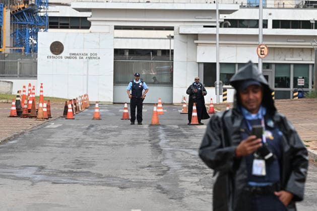 (261002) -- BRASILIA, Oct. 2, 2026 -- Security officers stand guard outside the U.S. Embassy in Brasilia, Brazil, Oct. 2, 2026. The United States and Australian diplomatic missions in Brazil suspended in-person operations or temporarily closed on Friday, citing security concerns, two days before Brazil s presidential election. Lucio Tavora) BRAZIL-BRASILIA-U.S.-EMBASSY-CLOSURE luxiao¡¤tawolashe 