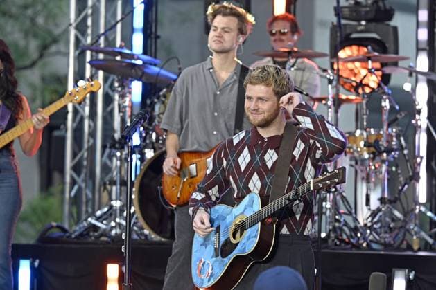 RECORD DATE NOT STATED (NEW) Alexander Warren Hughes is an Amarican singer and song writer.October 2nd 2026, New YorkCity, New York, U. S. A. Alexander Warren has performed at NBC s TODAY CITI CONCERT SERIES at Rockefeller Plaza. Warren began his carreer as an independent musician selling his own until he signed on with Atlantic Records in 2022. Alexander Warren s music appeals to audiences of different tastes, such as Rock, Jazz, Folk, and Classical music. Credit: Victor M. Matos Thenews2(Foto: Victor M. Matos Thenews2 imago images)  Copyright: xVictorxM.xMatosx