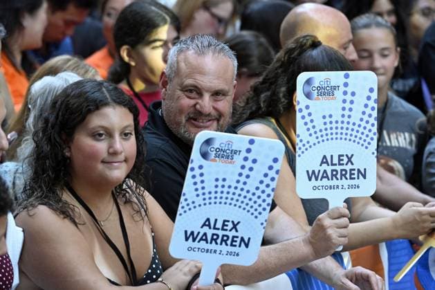 RECORD DATE NOT STATED (NEW) Alexander Warren Hughes is an Amarican singer and song writer.October 2nd 2026, New YorkCity, New York, U. S. A. Alexander Warren has performed at NBC s TODAY CITI CONCERT SERIES at Rockefeller Plaza. Warren began his carreer as an independent musician selling his own until he signed on with Atlantic Records in 2022. Alexander Warren s music appeals to audiences of different tastes, such as Rock, Jazz, Folk, and Classical music. Credit: Victor M. Matos Thenews2(Foto: Victor M. Matos Thenews2 imago images)  Copyright: xVictorxM.xMatosx
