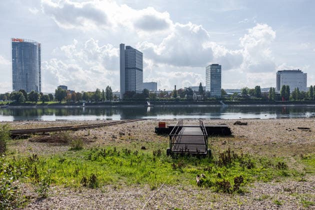 Niedrigwasser am Rhein in Bonn - 02.10.26 Nach den jüngsten Regenfällen steigt der Pegel Bonn wieder leicht an und liegt bei 64 cm nur wenig über dem Rekordtief von 58 cm vom 29. September. Am Beueler Rheinufer liegt der alte Bootsslip der DLRG Bonn trocken, auch der nahegelegene Bootssteg der DLRG ist vom Niedrigwasser betroffen. Im Hintergrund die Bonner Skyline mit Post Tower, Langer Eugen, Climate Tower (UN Campus), Radisson Blu Hotel am WCCB. Bonn Beuel Nordrhein-Westfalen Deutschland Copyright: xMarcxJohnx