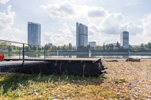 Niedrigwasser am Rhein in Bonn - 02.10.26 Nach den jüngsten Regenfällen steigt der Pegel Bonn wieder leicht an und liegt bei 64 cm nur wenig über dem Rekordtief von 58 cm vom 29. September. Am Beueler Rheinufer liegt der alte Bootsslip der DLRG Bonn trocken, auch der nahegelegene Bootssteg der DLRG ist vom Niedrigwasser betroffen. Im Hintergrund die Bonner Skyline mit Post Tower, Langer Eugen, Climate Tower (UN Campus). Bonn Beuel Nordrhein-Westfalen Deutschland Copyright: xMarcxJohnx