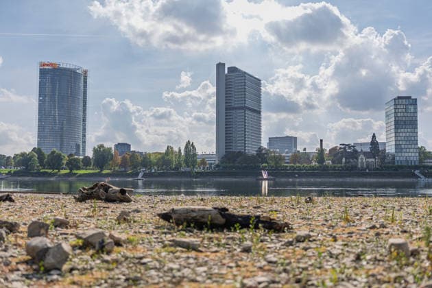 Niedrigwasser am Rhein in Bonn - 02.10.26 Nach den jüngsten Regenfällen steigt der Pegel Bonn wieder leicht an und liegt bei 64 cm nur wenig über dem Rekordtief von 58 cm vom 29. September. Im Hintergrund die Bonner Skyline mit Post Tower, Langer Eugen, Climate Tower (UN Campus), Bonn Beuel Nordrhein-Westfalen Deutschland Copyright: xMarcxJohnx