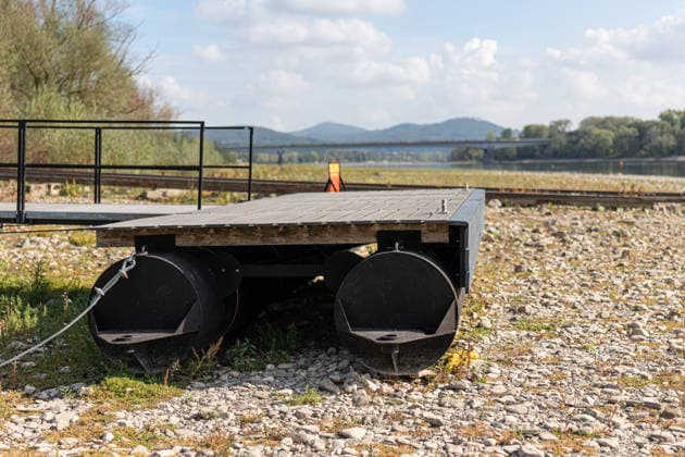 Niedrigwasser am Rhein in Bonn - 02.10.26 Nach den jüngsten Regenfällen steigt der Pegel Bonn wieder leicht an und liegt bei 64 cm nur wenig über dem Rekordtief von 58 cm vom 29. September. Am Beueler Rheinufer liegt der alte Bootsslip der DLRG Bonn trocken, auch der nahegelegene Bootssteg der DLRG ist vom Niedrigwasser betroffen. Bonn Beuel Nordrhein-Westfalen Deutschland Copyright: xMarcxJohnx