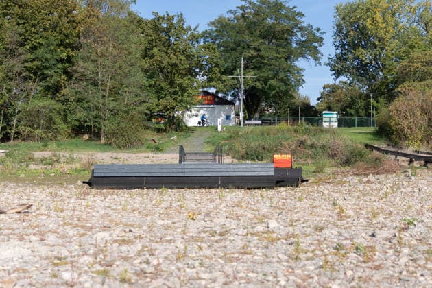 Niedrigwasser am Rhein in Bonn - 02.10.26 Nach den jüngsten Regenfällen steigt der Pegel Bonn wieder leicht an und liegt bei 64 cm nur wenig über dem Rekordtief von 58 cm vom 29. September. Am Beueler Rheinufer liegt der alte Bootsslip der DLRG Bonn trocken, auch der nahegelegene Bootssteg der DLRG ist vom Niedrigwasser betroffen. Bonn Beuel Nordrhein-Westfalen Deutschland Copyright: xMarcxJohnx