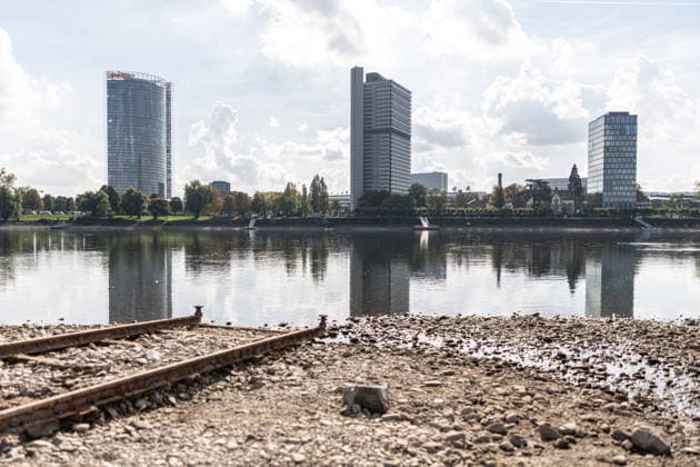 Niedrigwasser am Rhein in Bonn - 02.10.26 Nach den jüngsten Regenfällen steigt der Pegel Bonn wieder leicht an und liegt bei 64 cm nur wenig über dem Rekordtief von 58 cm vom 29. September. Am Beueler Rheinufer liegt der alte Bootsslip der DLRG Bonn trocken.. Im Hintergrund die Bonner Skyline mit Post Tower, Langer Eugen, Climate Tower (UN Campus) Bonn Beuel Nordrhein-Westfalen Deutschland Copyright: xMarcxJohnx