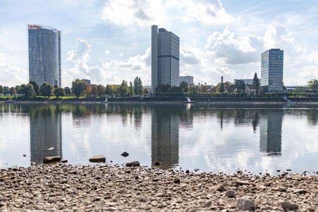 Niedrigwasser am Rhein in Bonn - 02.10.26 Nach den jüngsten Regenfällen steigt der Pegel Bonn wieder leicht an und liegt bei 64 cm nur wenig über dem Rekordtief von 58 cm vom 29. September. Im Hintergrund die Bonner Skyline mit Post Tower, Langer Eugen, Climate Tower (UN Campus). Bonn Beuel Nordrhein-Westfalen Deutschland Copyright: xMarcxJohnx