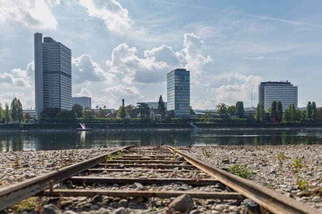 Niedrigwasser am Rhein in Bonn - 02.10.26 Nach den jüngsten Regenfällen steigt der Pegel Bonn wieder leicht an und liegt bei 64 cm nur wenig über dem Rekordtief von 58 cm vom 29. September. Am Beueler Rheinufer liegt der alte Bootsslip der DLRG Bonn trocken, auch der nahegelegene Bootssteg der DLRG ist vom Niedrigwasser betroffen. Im Hintergrund die Bonner Skyline mit Langer Eugen, Climate Tower (UN Campus), Radisson Blu Hotel am WCCB Bonn Beuel Nordrhein-Westfalen Deutschland Copyright: xMarcxJohnx
