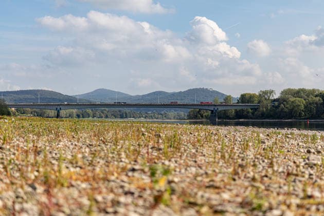 Niedrigwasser am Rhein in Bonn - 02.10.26 Nach den jüngsten Regenfällen steigt der Pegel Bonn wieder leicht an und liegt bei 64 cm nur wenig über dem Rekordtief von 58 cm vom 29. September. Am Beueler Rheinufer liegt der alte Bootsslip der DLRG Bonn trocken. Im Hintergrund die Südbrücke A562 und das Siebengebirge Bonn Beuel Nordrhein-Westfalen Deutschland Copyright: xMarcxJohnx
