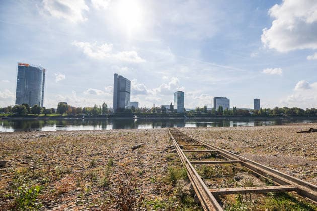 Niedrigwasser am Rhein in Bonn - 02.10.26 Nach den jüngsten Regenfällen steigt der Pegel Bonn wieder leicht an und liegt bei 64 cm nur wenig über dem Rekordtief von 58 cm vom 29. September. Am Beueler Rheinufer liegt der alte Bootsslip der DLRG Bonn trocken, auch der nahegelegene Bootssteg der DLRG ist vom Niedrigwasser betroffen. Im Hintergrund die Bonner Skyline mit Post Tower, Langer Eugen, Climate Tower (UN Campus), Radisson Blu Hotel am WCCB und dem Hochhaus Stadtquartier Neuer Kanzlerplatz. Bonn Beuel Nordrhein-Westfalen Deutschland Copyright: xMarcxJohnx