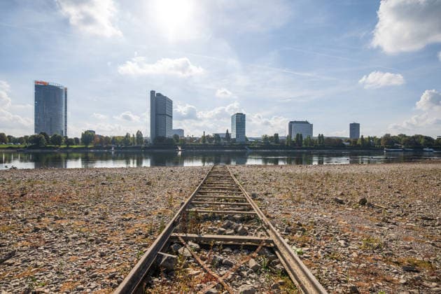 Niedrigwasser am Rhein in Bonn - 02.10.26 Nach den jüngsten Regenfällen steigt der Pegel Bonn wieder leicht an und liegt bei 64 cm nur wenig über dem Rekordtief von 58 cm vom 29. September. Am Beueler Rheinufer liegt der alte Bootsslip der DLRG Bonn trocken, auch der nahegelegene Bootssteg der DLRG ist vom Niedrigwasser betroffen. Im Hintergrund die Bonner Skyline mit Post Tower, Langer Eugen, Climate Tower (UN Campus), Radisson Blu Hotel am WCCB und dem Hochhaus Stadtquartier Neuer Kanzlerplatz. Bonn Beuel Nordrhein-Westfalen Deutschland Copyright: xMarcxJohnx