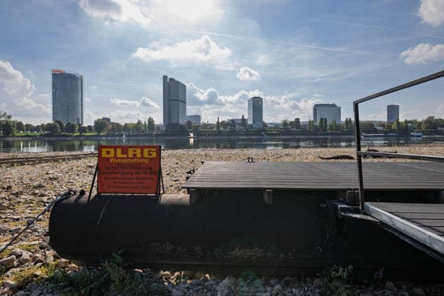 Niedrigwasser am Rhein in Bonn - 02.10.26 Nach den jüngsten Regenfällen steigt der Pegel Bonn wieder leicht an und liegt bei 64 cm nur wenig über dem Rekordtief von 58 cm vom 29. September. Am Beueler Rheinufer liegt der alte Bootsslip der DLRG Bonn trocken, auch der nahegelegene Bootssteg der DLRG ist vom Niedrigwasser betroffen. Im Hintergrund die Bonner Skyline mit Post Tower, Langer Eugen, Climate Tower (UN Campus), Radisson Blu Hotel am WCCB und dem Hochhaus Stadtquartier Neuer Kanzlerplatz. Bonn Beuel Nordrhein-Westfalen Deutschland Copyright: xMarcxJohnx