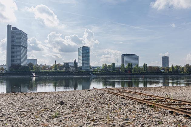 Niedrigwasser am Rhein in Bonn - 02.10.26 Nach den jüngsten Regenfällen steigt der Pegel Bonn wieder leicht an und liegt bei 64 cm nur wenig über dem Rekordtief von 58 cm vom 29. September. Am Beueler Rheinufer liegt der alte Bootsslip der DLRG Bonn trocken, auch der nahegelegene Bootssteg der DLRG ist vom Niedrigwasser betroffen. Im Hintergrund die Bonner Skyline mit Langer Eugen, Climate Tower (UN Campus), Radisson Blu Hotel am WCCB und dem Hochhaus Stadtquartier Neuer Kanzlerplatz. Bonn Beuel Nordrhein-Westfalen Deutschland Copyright: xMarcxJohnx