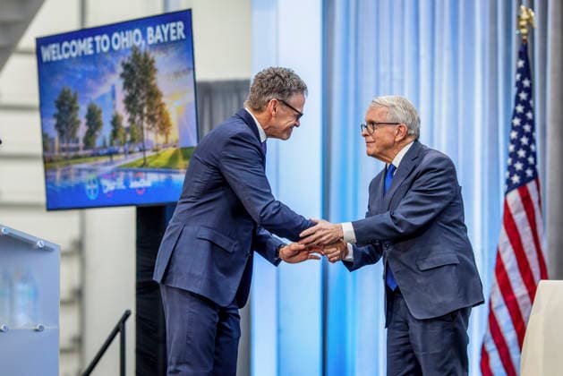 News Bilder des Tages #2 October 2, 2026, New Albany, Ohio, U.S: Bill Anderson, Global CEO, Bayer, left, and Ohio Governor Mike Dewine shake hands on stage Friday, October 2, 2026 at an event where Bayer Pharmaceuticals said it will invest .2 billion in a new pharmaceutical manufacturing campus in the New Albany International Business Park. The new manufacturing plant is slated to bring hundreds of jobs to the region. Gov. Mike DeWine said the .2 billion plant would be Bayer s first pharmaceutical manufacturing and processing plant in North America. He said it also marked Ohio s largest international healthcare project, as well as the largest German investment in state history. Ã’One of the points that we made to Bayer was our proximity to seven major research uni - ZUMAd149 20261002_zap_d149_004 Copyright: xJamesxD.xDeCampx