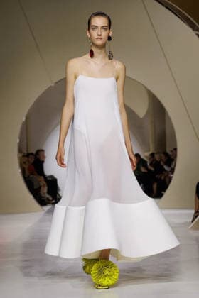 Entertainment Bilder des Tages #2 (261003) -- PARIS, Oct. 3, 2026 -- A model presents a creation from the Womenswear Spring Summer 2027 collections by Givenchy during the Paris Fashion Week in Paris, France, Oct. 2, 2026. ( Handout via Xinhua) FRANCE-PARIS-FASHION WEEK-GIVENCHY MeetEurope 