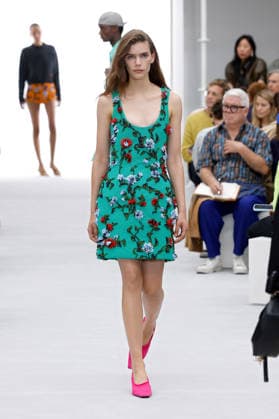 (261003) -- PARIS, Oct. 3, 2026 -- A model presents a creation from the Womenswear Spring Summer 2027 collections by Loewe during the Paris Fashion Week in Paris, France, Oct. 2, 2026. ( Handout via Xinhua) FRANCE-PARIS-FASHION WEEK-LOEWE MeetEurope 