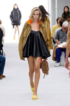 (261003) -- PARIS, Oct. 3, 2026 -- A model presents a creation from the Womenswear Spring Summer 2027 collections by Loewe during the Paris Fashion Week in Paris, France, Oct. 2, 2026. ( Handout via Xinhua) FRANCE-PARIS-FASHION WEEK-LOEWE MeetEurope 