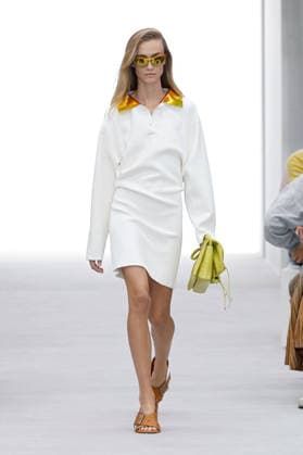 (261003) -- PARIS, Oct. 3, 2026 -- A model presents a creation from the Womenswear Spring Summer 2027 collections by Loewe during the Paris Fashion Week in Paris, France, Oct. 2, 2026. ( Handout via Xinhua) FRANCE-PARIS-FASHION WEEK-LOEWE MeetEurope 