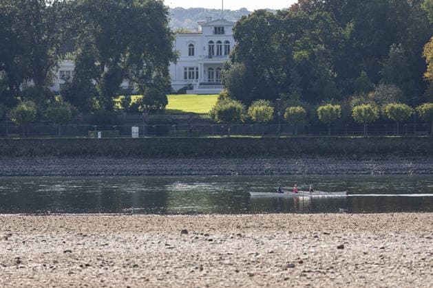 Niedrigwasser am Rhein in Bonn: Blick vom Beueler Ufer - 02.10.26 Blick vom Beueler Rheinufer auf das durch die anhaltende Niedrigwasserlage größtenteils trockenliegende Flussbett des Rheins in Bonn. Die Schifffahrt ist eingeschränkt, der Pegel Bonn liegt bei 64 cm und damit nur wenig über dem Rekordtief von 58 cm vom 29. September. Freiliegender Bootssteg. Im Hintergrund die Villa Hammeschmidt. Vorbeiziehendes Ruderboot Bonn Beuel Nordrhein-Westfalen Deutschland Copyright: xMarcxJohnx