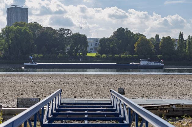 Niedrigwasser am Rhein in Bonn: Blick vom Beueler Ufer - 02.10.26 Blick vom Beueler Rheinufer auf das durch die anhaltende Niedrigwasserlage größtenteils trockenliegende Flussbett des Rheins in Bonn. Die Schifffahrt ist eingeschränkt, der Pegel Bonn liegt bei 64 cm und damit nur wenig über dem Rekordtief von 58 cm vom 29. September. Freiliegender Bootssteg. Im Hintergrund die Villa Hammeschmidt. Vorbeiziehendes Frachtschiff Bonn Beuel Nordrhein-Westfalen Deutschland Copyright: xMarcxJohnx