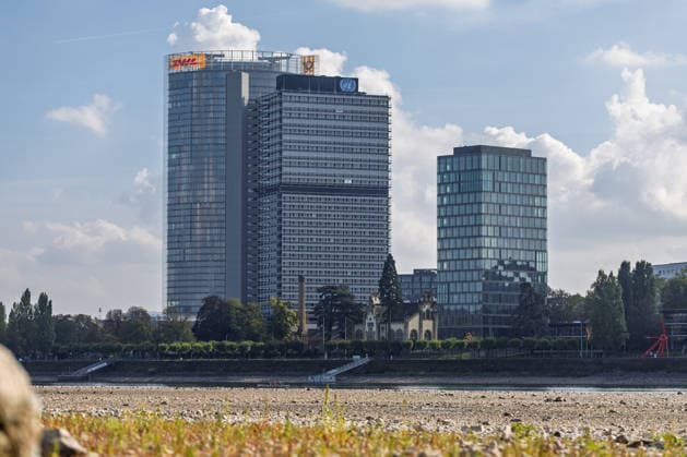 Niedrigwasser am Rhein in Bonn: Blick vom Beueler Ufer - 02.10.26 Blick vom Beueler Rheinufer auf das durch die anhaltende Niedrigwasserlage größtenteils trockenliegende Flussbett des Rheins in Bonn. Die Schifffahrt ist eingeschränkt, der Pegel Bonn liegt bei 64 cm und damit nur wenig über dem Rekordtief von 58 cm vom 29. September. Post Tower, Langer Eugen, Climate Tower (UN Campus) Bonn Beuel Nordrhein-Westfalen Deutschland Copyright: xMarcxJohnx