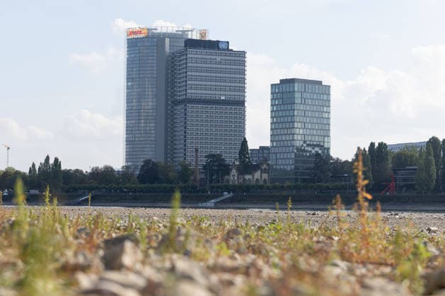 Niedrigwasser am Rhein in Bonn: Blick vom Beueler Ufer - 02.10.26 Blick vom Beueler Rheinufer auf das durch die anhaltende Niedrigwasserlage größtenteils trockenliegende Flussbett des Rheins in Bonn. Die Schifffahrt ist eingeschränkt, der Pegel Bonn liegt bei 64 cm und damit nur wenig über dem Rekordtief von 58 cm vom 29. September. Im Hintergrund die Bonner Skyline mit Post Tower, Langer Eugen, Climate Tower (UN Campus) Bonn Beuel Nordrhein-Westfalen Deutschland Copyright: xMarcxJohnx