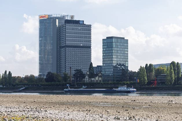 Niedrigwasser am Rhein in Bonn: Blick vom Beueler Ufer - 02.10.26 Blick vom Beueler Rheinufer auf das durch die anhaltende Niedrigwasserlage größtenteils trockenliegende Flussbett des Rheins in Bonn. Die Schifffahrt ist eingeschränkt, der Pegel Bonn liegt bei 64 cm und damit nur wenig über dem Rekordtief von 58 cm vom 29. September. Im Hintergrund die Bonner Skyline mit Post Tower, Langer Eugen, Climate Tower (UN Campus), Bonn Beuel Nordrhein-Westfalen Deutschland Copyright: xMarcxJohnx