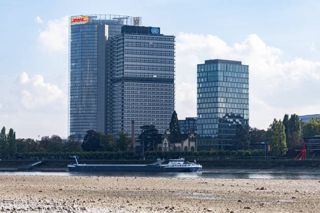 Niedrigwasser am Rhein in Bonn: Blick vom Beueler Ufer - 02.10.26 Blick vom Beueler Rheinufer auf das durch die anhaltende Niedrigwasserlage größtenteils trockenliegende Flussbett des Rheins in Bonn. Die Schifffahrt ist eingeschränkt, der Pegel Bonn liegt bei 64 cm und damit nur wenig über dem Rekordtief von 58 cm vom 29. September. Im Hintergrund die Bonner Skyline mit Post Tower, Langer Eugen, Climate Tower (UN Campus) Bonn Beuel Nordrhein-Westfalen Deutschland Copyright: xMarcxJohnx