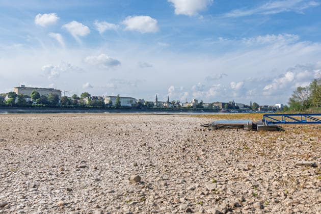 Niedrigwasser am Rhein in Bonn: Blick vom Beueler Ufer - 02.10.26 Blick vom Beueler Rheinufer auf das durch die anhaltende Niedrigwasserlage größtenteils trockenliegende Flussbett des Rheins in Bonn. Die Schifffahrt ist eingeschränkt, der Pegel Bonn liegt bei 64 cm und damit nur wenig über dem Rekordtief von 58 cm vom 29. September. Freiliegender Bootssteg Bonn Beuel Nordrhein-Westfalen Deutschland Copyright: xMarcxJohnx