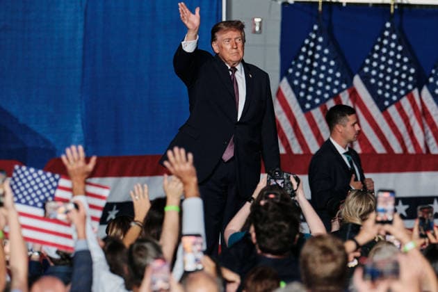 October 2, 2026, Mobile, Alabama, U.S: October 2, 2026 Mobile, Alabama USA: US President Donald Trump waves to the crowd after speaking at the Mitchell Center at the University of South Alabama. Mobile U.S - ZUMAa14_ 20261002_zaf_a14_023 Copyright: xDanxAndersonx