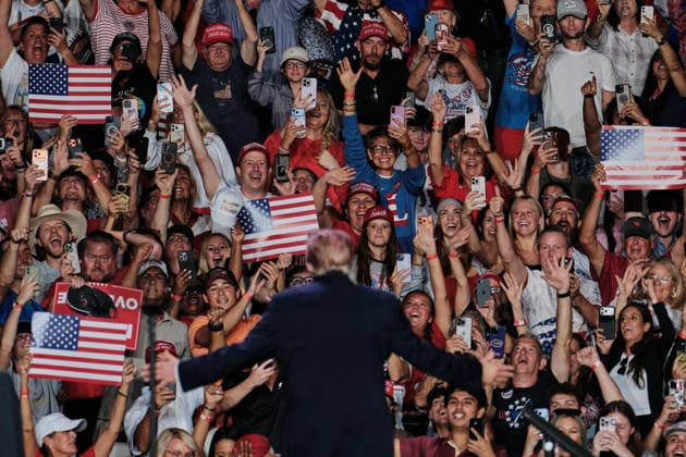 News Bilder des Tages #2 October 2, 2026, Mobile, Alabama, USA: US President DONALD TRUMP looks at the crowd as he walks out to speak at the Mitchell Center at the University of South Alabama. Mobile USA - ZUMAa14_ 20261002_zaf_a14_006 Copyright: xDanxAndersonx