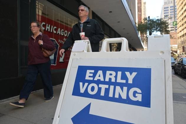 Early voting begins in Chicago ahead of November 3 General Election CHICAGO, ILLINOIS – OCTOBER 2, 2026: An EARLY VOTING directional A-frame sign stands on the sidewalk outside the Chicago Voter Supersite at 137 S. State St. as a pedestrian walks past in downtown Chicago, Illinois, on October 2, 2026. The Supersite opened October 1 for early voting and voter registration ahead of the November 3 General Election. Jacek Boczarski Anadolu Illinois United States. Editorial use only. Please get in touch for any other usage.  Copyright: x2026xAnadoluxJacekxBoczarskix