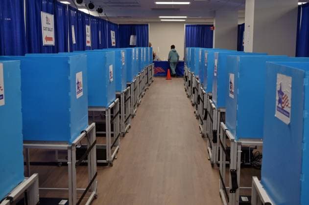 Early voting begins in Chicago ahead of November 3 General Election CHICAGO, ILLINOIS – OCTOBER 2, 2026: Rows of privacy voting booths stand inside the Chicago Voter Supersite at 137 S. State St. in downtown Chicago, Illinois, on October 2, 2026. The Supersite opened October 1 for early voting and voter registration ahead of the November 3 General Election. Jacek Boczarski Anadolu Illinois United States. Editorial use only. Please get in touch for any other usage.  Copyright: x2026xAnadoluxJacekxBoczarskix