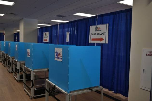 Early voting begins in Chicago ahead of November 3 General Election CHICAGO, ILLINOIS – OCTOBER 2, 2026: Rows of privacy voting booths stand inside the Chicago Voter Supersite at 137 S. State St. in downtown Chicago, Illinois, on October 2, 2026. The Supersite opened October 1 for early voting and voter registration ahead of the November 3 General Election. Jacek Boczarski Anadolu Illinois United States. Editorial use only. Please get in touch for any other usage.  Copyright: x2026xAnadoluxJacekxBoczarskix