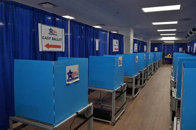 News Bilder des Tages #2 Early voting begins in Chicago ahead of November 3 General Election CHICAGO, ILLINOIS – OCTOBER 2, 2026: Rows of privacy voting booths stand inside the Chicago Voter Supersite at 137 S. State St. in downtown Chicago, Illinois, on October 2, 2026. The Supersite opened October 1 for early voting and voter registration ahead of the November 3 General Election. Jacek Boczarski Anadolu Illinois United States. Editorial use only. Please get in touch for any other usage.  Copyright: x2026xAnadoluxJacekxBoczarskix