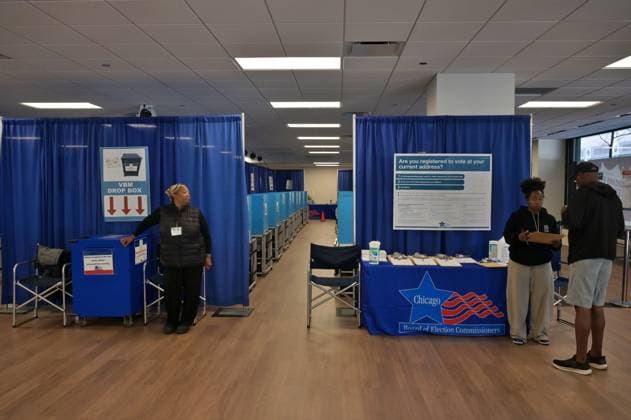Early voting begins in Chicago ahead of November 3 General Election CHICAGO, ILLINOIS – OCTOBER 2, 2026: Rows of privacy voting booths stand inside the Chicago Voter Supersite at 137 S. State St. in downtown Chicago, Illinois, on October 2, 2026. The Supersite opened October 1 for early voting and voter registration ahead of the November 3 General Election. Jacek Boczarski Anadolu Illinois United States. Editorial use only. Please get in touch for any other usage.  Copyright: x2026xAnadoluxJacekxBoczarskix