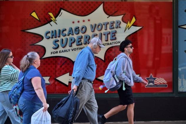 Early voting begins in Chicago ahead of November 3 General Election CHICAGO, ILLINOIS – OCTOBER 2, 2026: A pedestrians walks past a window display for the Chicago Voter Supersite at 137 S. State St. in downtown Chicago, Illinois, on October 2, 2026. The Supersite opened October 1 for early voting and registration ahead of the November 3 General Election. Jacek Boczarski Anadolu Illinois United States. Editorial use only. Please get in touch for any other usage.  Copyright: x2026xAnadoluxJacekxBoczarskix