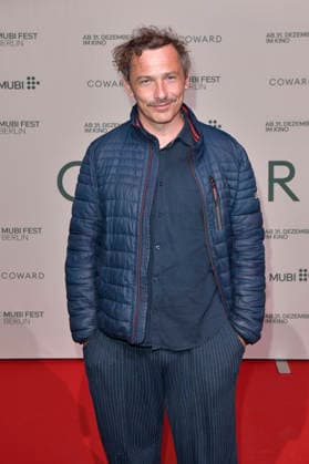 Ben Bela Böhm bei der Premiere des Kinofilms Coward im silent green Kulturquartier. Berlin, 02.10.2026