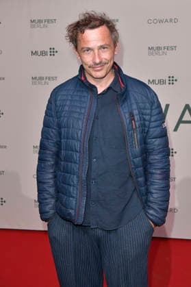 Ben Bela Böhm bei der Premiere des Kinofilms Coward im silent green Kulturquartier. Berlin, 02.10.2026