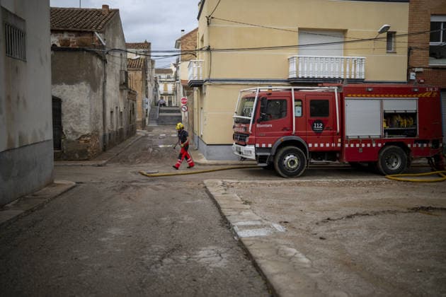 Heavy flooding disrupts towns in southern Catalonia TORTOSA, SPAIN - OCTOBER 02: Floodwaters submerge streets, low-lying residential properties, and road infrastructure following intense torrential rainfall in Tortosa, Tarragona province, Catalonia, Spain, on October 02, 2026. A powerful storm system battered the Baix Ebre and Montsia districts across southern Catalonia on Thursday and Friday, dropping over 200 millimeters of rain across several municipalities, with coastal areas recording totals exceeding 270 millimeters. Local ravines and streams overflowed near the Ebro River, causing severe localized flooding in Tortosa, Roquetes, Santa Bàrbara, and L Ametlla de Mar. Regional emergency personnel deployed specialized teams to assist stra Copyright: x2026xAnadoluxLorenaxSopenaxLopezx