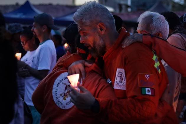 October 2, 2026, La Guaira, Venezuela (Bolivarian Republic of: LA GUAIRA, VENEZUELA, OCTOBER 2, 2026: Families of victims, survivors and rescue workers gather during the Haz de Luz vigil in La Guaira to commemorate 100 days since the devastating earthquakes of June 24. Participants lit candles and joined prayers in memory of those killed and missing, while beams of light were projected into the sky near areas heavily damaged by the disaster. The commemorative event brought together residents, volunteers and emergency workers as recovery and search efforts continue in parts of La Guaira. La Guaira Venezuela (Bolivarian Republic of - ZUMAq101 20261002_zna_q101_310 Copyright: xMarioxFloresx