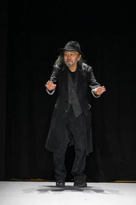 Fashion designer Yohji Yamamoto s Yohji Yamamoto Women s Ready-to-Wear Spring Summer 2027 Collection fashion show during Paris Fashion Week, October 2, 2026 Bestimage Fashion Designer Yohji Yamamoto Yohji Yamamoto Women’s Ready-to-Wear Spring Summer 2027 Collection Fashion Show during Paris Fashion Week, on October 2, 2026, in Paris, France Paris France  Copyright: xAgencex xBestimagexAgencex xBestimagex