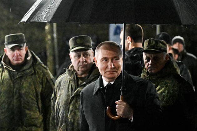 RUSSIA, CHELYABINSK REGION - OCTOBER 2, 2026: Russia s President Vladimir Putin (C) inspects the Tsentr Centre 2026 military exercise at the Chebarkul training ground. Sergei Bobylev POOL TASS  98707463