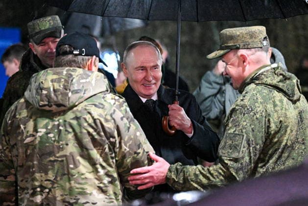 RUSSIA, CHELYABINSK REGION - OCTOBER 2, 2026: Russia s President Vladimir Putin (C) talks to servicemen during the inspection of the Tsentr Centre 2026 military exercise at the Chebarkul training ground. Sergei Bobylev POOL TASS  98707459