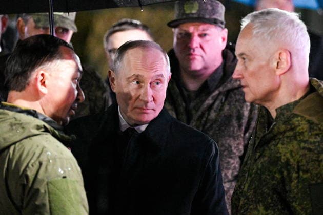 RUSSIA, CHELYABINSK REGION - OCTOBER 2, 2026: Russia s President Vladimir Putin (C) talks to servicemen during the inspection of the Tsentr Centre 2026 military exercise at the Chebarkul training ground. Sergei Bobylev POOL TASS  98707461