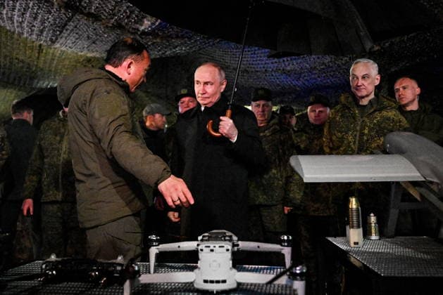 RUSSIA, CHELYABINSK REGION - OCTOBER 2, 2026: Russia s President Vladimir Putin (L) inspects the Tsentr Centre 2026 military exercise at the Chebarkul training ground. Sergei Bobylev POOL TASS  98707469