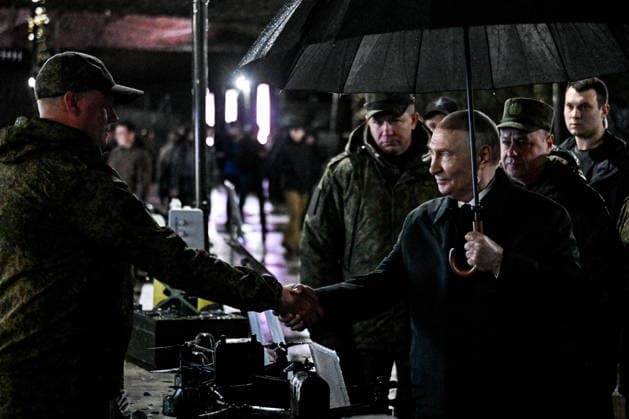 RUSSIA, CHELYABINSK REGION - OCTOBER 2, 2026: Russia s President Vladimir Putin (R front) shakes hands with a serviceman during the inspection of the Tsentr Centre 2026 military exercise at the Chebarkul training ground. Sergei Bobylev POOL TASS  98707473