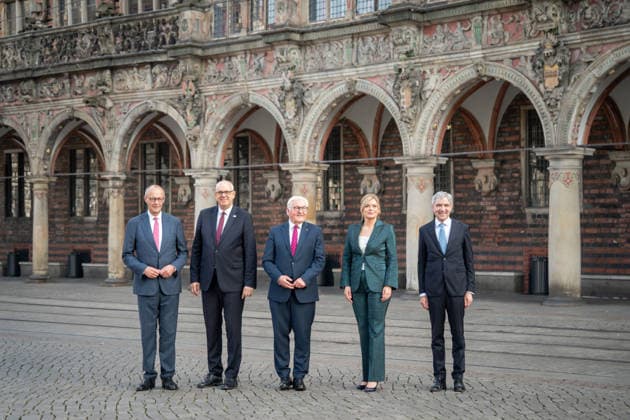 Feierlichkeiten zum Tag der Deutschen Einheit 2026 in Bremen Bundeskanzler Friedrich Merz (CDU) gemeinsam mit Andreas Bovenschulte Praesident des Bundesrates , Bundespraesident Frank-Walter Steinmeier und Bundestagspraesidentin Julia Kloeckner und Stephan Harbarth Praesident des Bundesverfassungsgerichts beim gemeinsamen Gruppenfoto auf dem Marktplatz vor dem beruehmten Rathaus in Bremen zu den Feierlichkeiten zum Tag der Deutschen Einheit 2026, Bremen, 03.10.2026 Bremen Bremen Deutschland